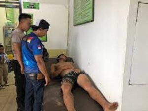 Pria di Damar Beltim Tewas Tersambar Petir, Tim Polres Lakukan Identifikasi kilasbabel.com Pria di Damar Beltim Tewas Tersambar Petir, Tim Polres Lakukan Identifikasi kilasbabel.com