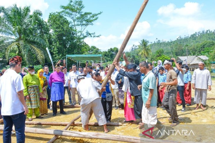 Klik! Tradisi Ngujem Tiang Masyarakat Mapur Dapat Atensi PT Timah kilasbabel.com