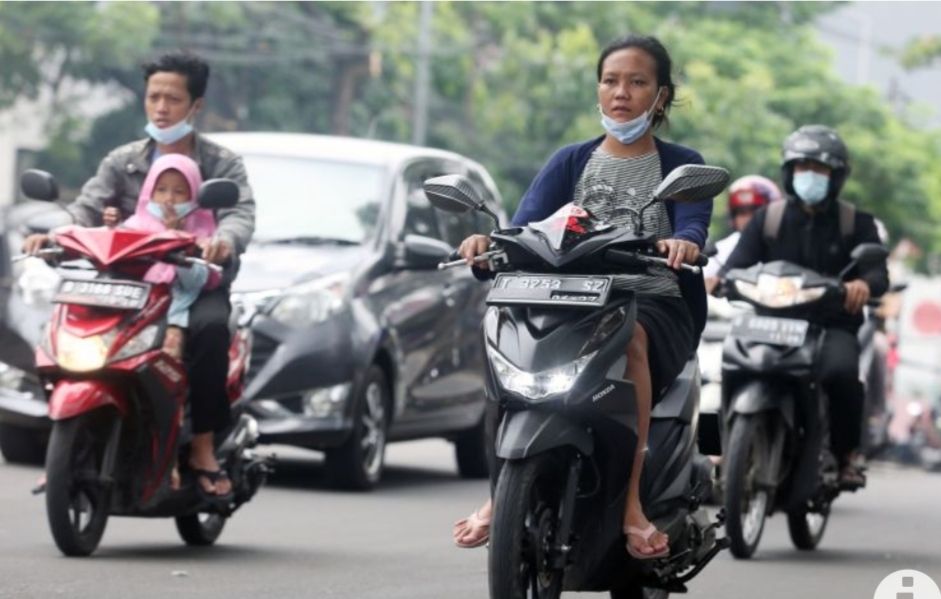 Naik Motor Pakai Sendal Jepit Gak Ditilang Kok! Tapi...kilasbabel.com