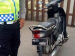 polisi-tilang-sepeda-motor-berplat-nomor-aneh-di-garut_169