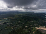 Perbukitan-di-sepanjangan-pesisir-Tuing-Tengkalat.-Hutan-di-bukit-masih-terjaga-tapi-di-bawahnya-dipenuhi-kebun-sawit.-Foto-Drone-Taufik-Wijaya-Mongabay-Indonesia-768×505