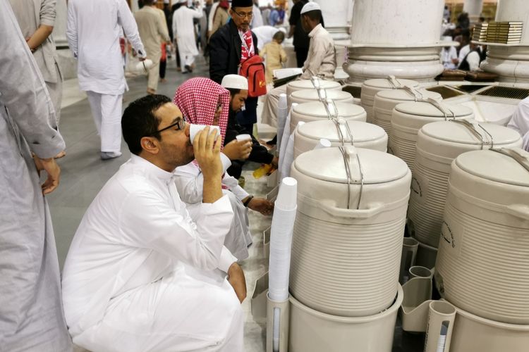 Khasiat Air Zamzam Menurut Hadits Nabi Muhammad