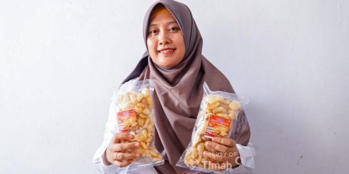 Novika, Owner Kerupuk Kulit Sapi WanMiq saat menunjukkan produk hasil buatannya yang kini sukses ia jalani setelah menjadi mitra binaan PT Timah Tbk, Jumat (28/11/2025).(Foto/Ist)